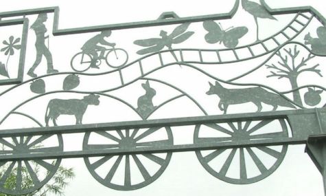 Iron artwork of train found on Strawberry Line cycleway